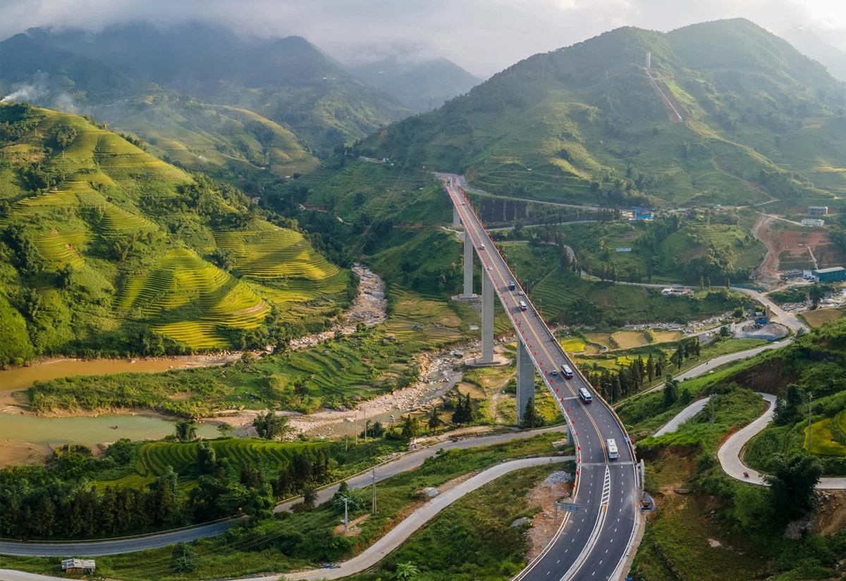 Traveling by car provides a safe experience for those unfamiliar with the mountainous roads